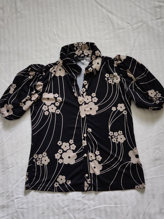 80 park Dresses & Skirts - Black Floral Button-Down Short Sleeve Top with Cream Bloom Print